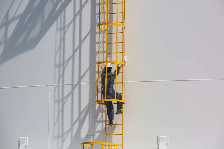 Cómo diseñar una escalera de seguridad para cubiertas industriales