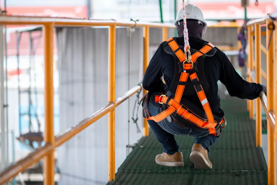 ¿Cuándo caduca el cable o el absorbedor de una línea de vida?