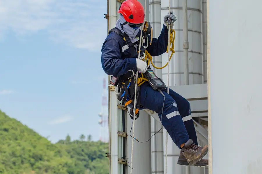 Riesgos de contratar un instalador de líneas de vida no acreditado por el fabricante